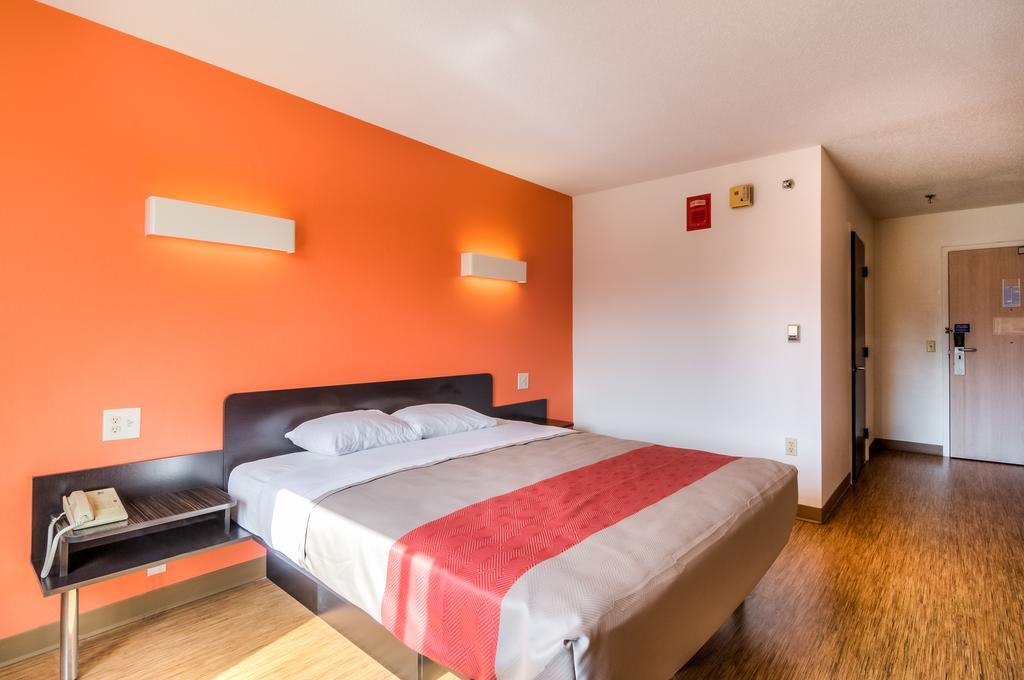 Motel 6 Normal Bagian luar foto