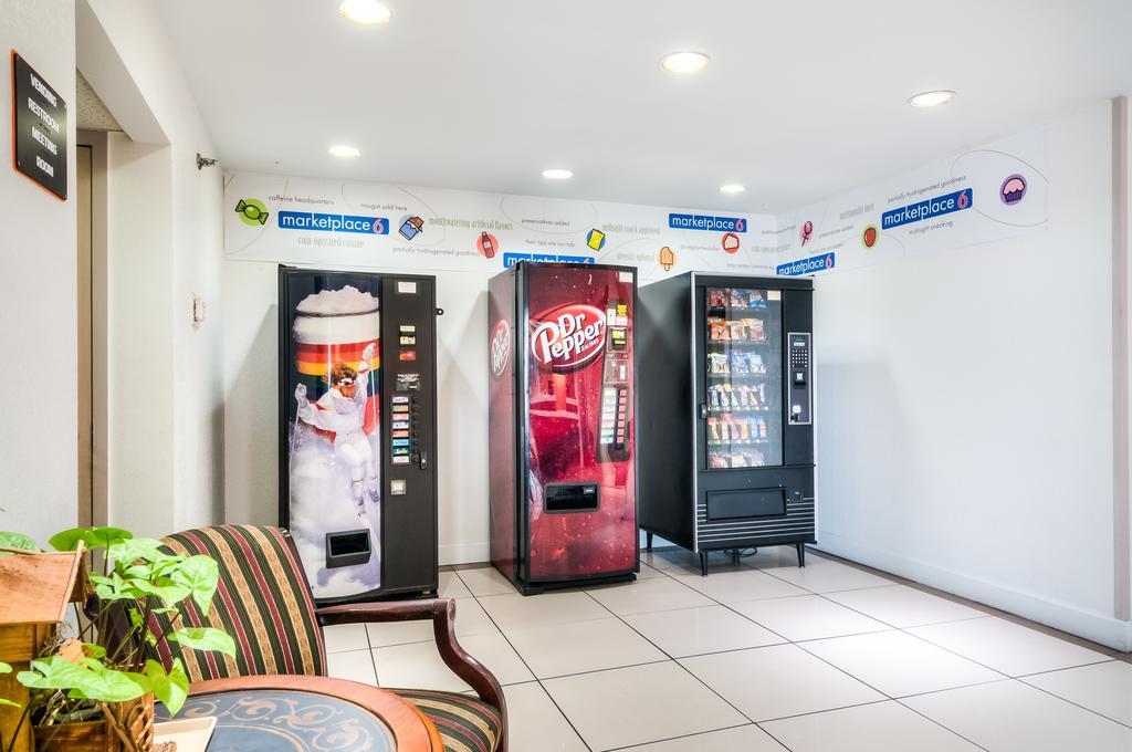 Motel 6 Normal Bagian luar foto