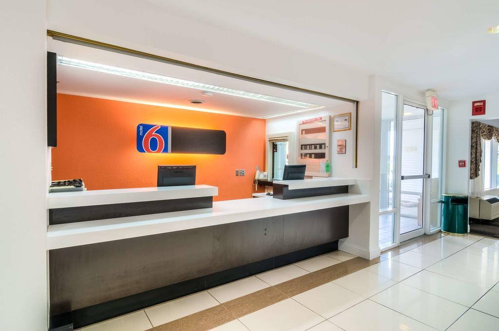 Motel 6 Normal Bagian luar foto